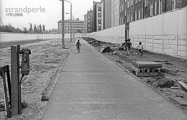 DDR  Berlin  28. 04. 1990  Kinder auf dem Mauerstreifen zwischen den Mauern an der Bernauer Straße  © Rolf Zoellner
