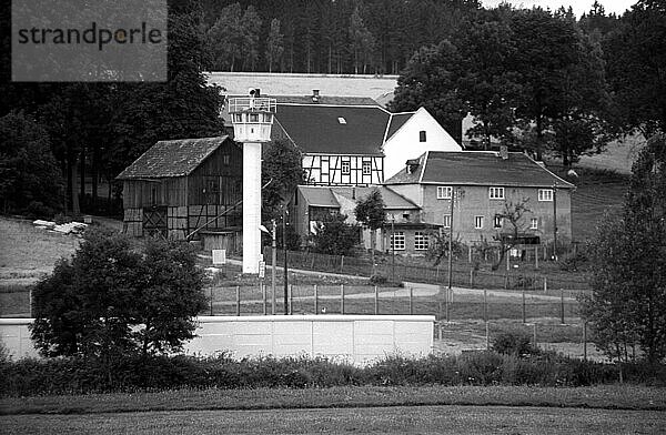 Deutschland  Mödlareuth  18. 08. 1991  Wachturm  Mauer  Wohnhäuser  im ehem. Grenzdorf Mödlareuth in Thüringen  das Dorf war während der Teilung der beiden deutschen Staaten durch eine Mauer geteilt  Europa