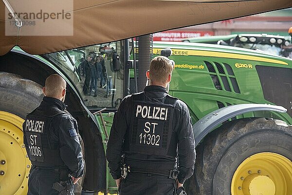 Polizisten auf einer Demonstration von Landwirten  Quedlinburg  Sachsen-Anhalt  Deutschland  Europa
