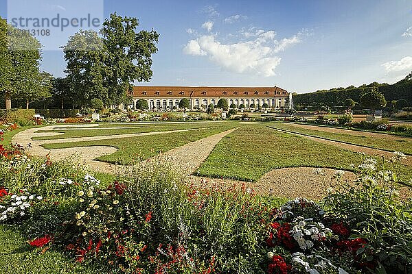 Vorne Blumenrabatte  dahinter Markgräflicher Hofgarten Ansbach mit Orangerie  erbaut 1726-1744  Barock  Park  Garten  Schlossgarten  Ansbach  Mittelfranken  Franken  Bayern  Deutschland  Europa