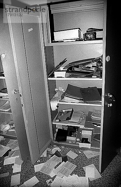 DDR  Berlin  19. 02. 1990  Zentrale der Staatssicherheit der DDR in der Normannenstraße  verwüstetes Büro