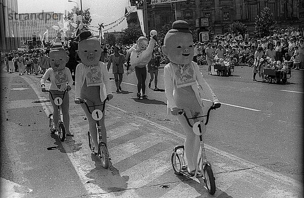 DDR  Berlin  04. 07. 1987  Festumzug zur 750  Jahrfeier von Berlin  Babies auf Rollern