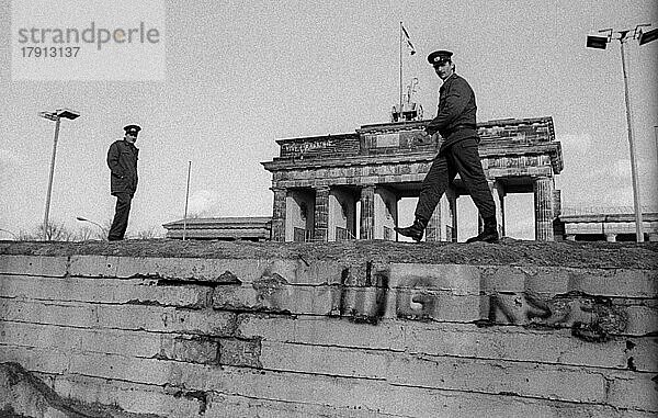 DDR  Berlin  03. 03. 1990  Mauer Brandenburger Tor  Grenzsoldaten vertreiben Leute von der Mauer