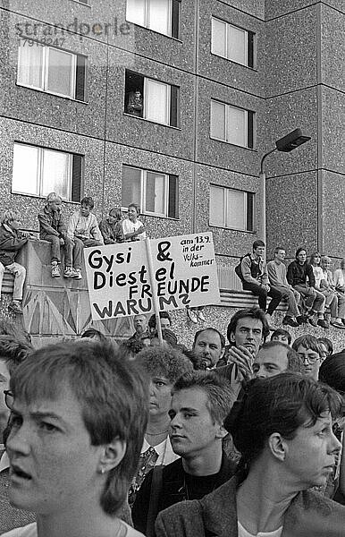 Deutschland  Berlin  16. 09. 1990  Besetzung der Stasi  Zentrale in der Normannenstraße  Besetzung durch Bürgerrechtler  die eine Vernichtung der Akten verhindern wollen  Gysi & Diestel  Freunde  warum?  Europa