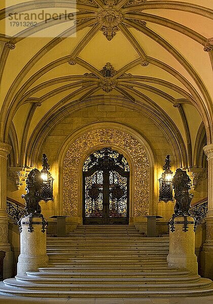Säulenhalle mit Dielenaufgang zum Hamburger Senat  Rathaus  Hamburg  Deutschland  Europa