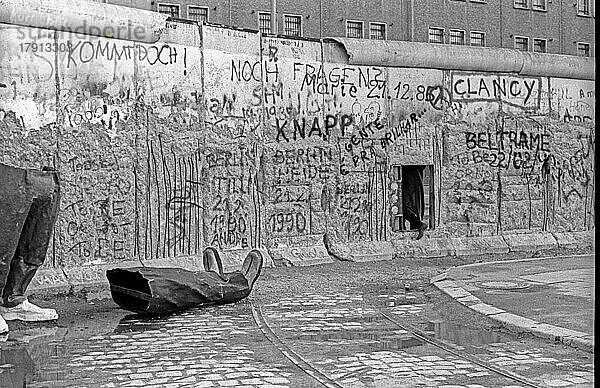 DDR  Berlin  26. 02. 1990  Mauer am Potsdamer Platz  Beine  Schuhe einer Pappfigur  © Rolf Zoellner