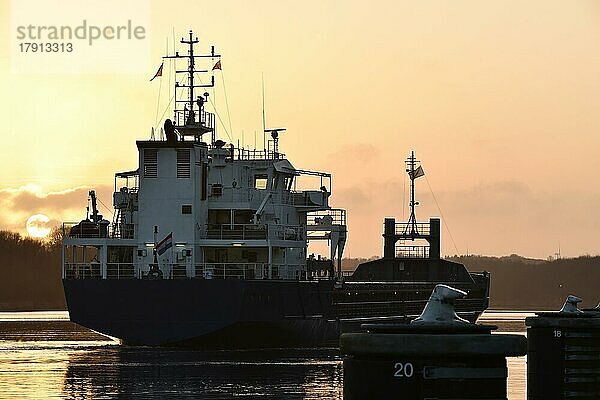 Frachtschiff bei Sonnenuntergang im Nord-Ostsee-Kanal  Deutschland  Europa