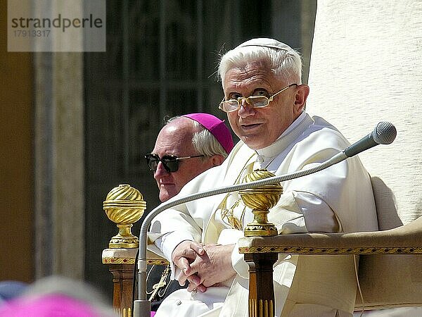 Papst Benedikt XVI. Joseph Ratzinger spricht zur 1. Audienz am 27. 04. 2005  Dom St. Peter  Petersdom  Piazza San Pietro  Petersplatz  Vatikan  Rom  Latium  Italien  Europa