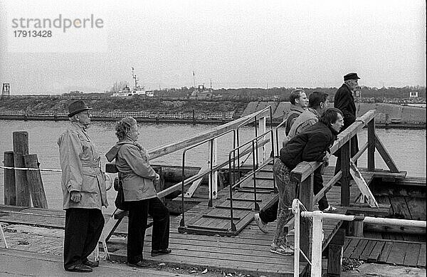 DDR  Rostok  17. 10. 1989  die Arkona in Warnemünde (ehemaliges Ferienschiff)  mit zerfetzte DDR Fahne