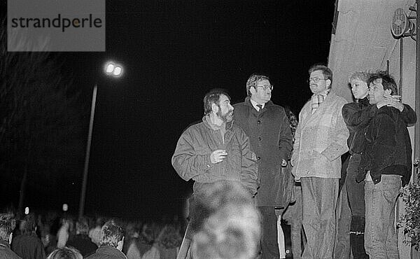 DDR  Berlin  09. 11. 1989  Öffnung der Berliner Mauer  Grenzübergang Bornholmer Straße  Beobachter auf der Bösebrücke  DDR Bürger strömen in den Westen