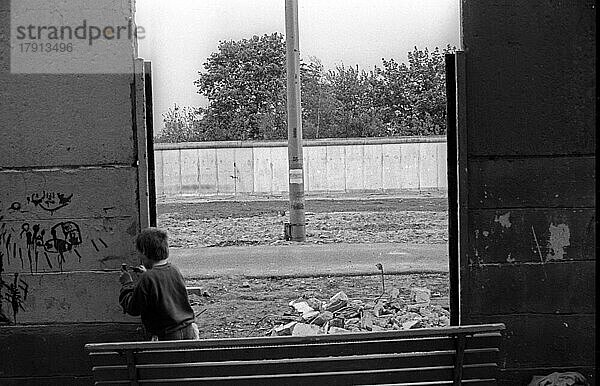 DDR  Berlin  28. 04. 1990  Kind an der Mauer  Mauerstreifen zwischen den Mauern an der Bernauer Straße  © Rolf Zoellner