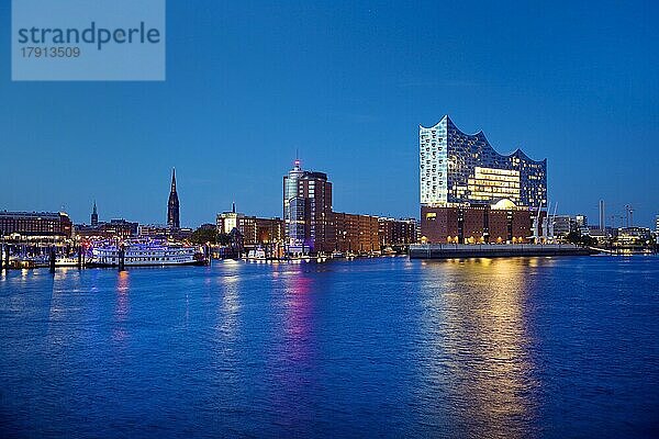 Elbphilharmonie und Columbus Haus am Abend  Hafencity  Hamburg  Deutschland  Europa