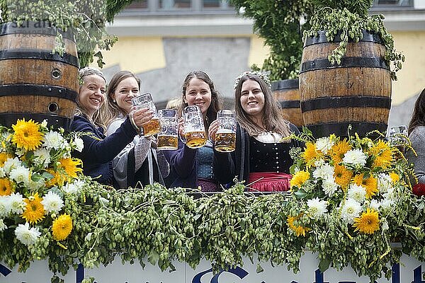 Lächelnde Bardamen  als das Oktoberfest nach einer langen Pause wieder beginnt. München  Deutschland  Europa