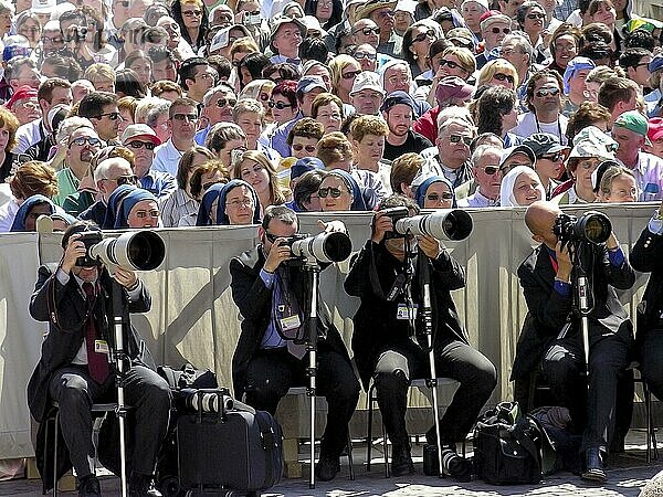 Pressefotografen  Profi Fotografen mit langen Teleobjektiven auf Petersplatz  päpstliche Audienz  Papst Benedikt XVI  Piazza San Pietro  Vatikan  Rom  Latium  Italien  Europa