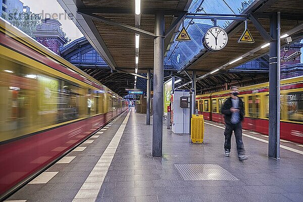 Deutschland  Berlin  20. 10. 2020  Bahnsteig  S-Bahn  Mann mit Maske  Europa