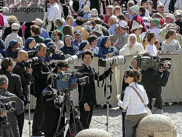 Pressefotografen  Profi Fotografen  Kameramänner  Presse auf Petersplatz  päpstliche Audienz  Papst Benedikt XVI  Piazza San Pietro  Vatikan  Rom  Latium  Italien  Europa