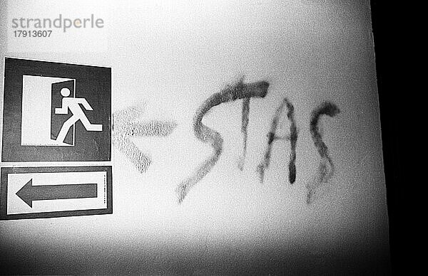 DDR  Berlin  19. 02. 1990  Zentrale der Staatssicherheit der DDR in der Normannenstraße  Notausgang