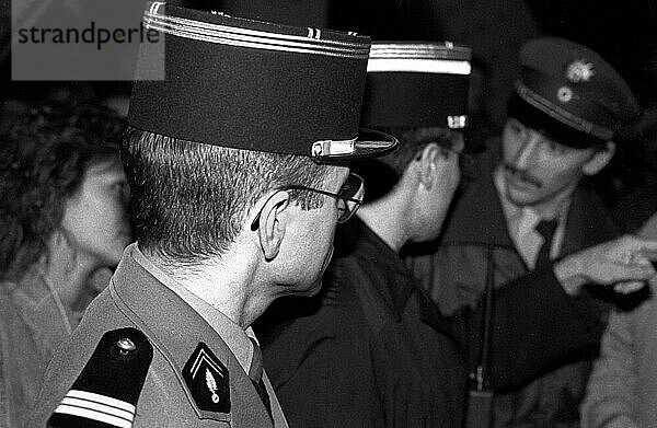 DDR  Berlin  09. 11. 1989  Öffnung der Berliner Mauer  Grenzübergang Bornholmer Straße  Bösebrücke  Alliierte Offiziere  Westberliner Polizist