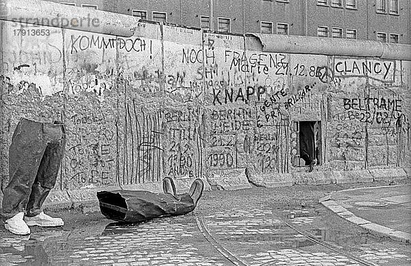 DDR  Berlin  26. 02. 1990  Mauer am Potsdamer Platz  Beine  Schuhe einer Pappfigur  © Rolf Zoellner