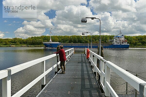 Frau auf Bootssteg am Nord-Ostsee-Kanal  Schleswig-Holstein  Deutschland  Europa