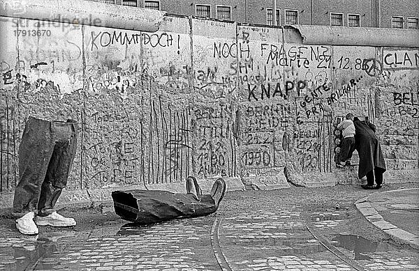 DDR  Berlin  26. 02. 1990  Mauer am Potsdamer Platz  Beine  Schuhe einer Pappfigur  © Rolf Zoellner
