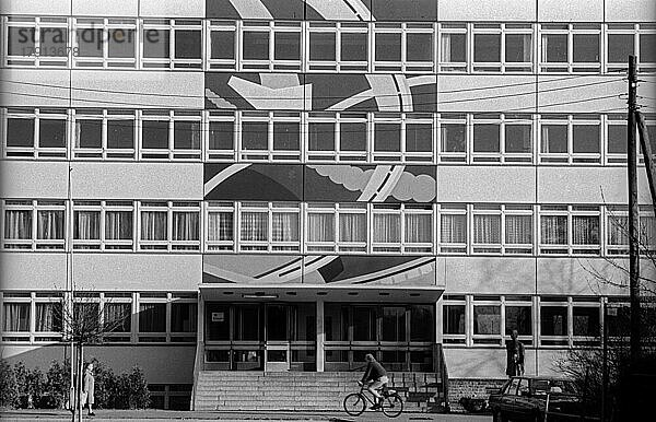 DDR  Berlin  07. 02. 1990  Front  Eingang einer Schule in Karlshorst  mit Kunst von dem Pankower Künstler Robert Rehfeld