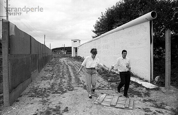 Deutschland  Mödlareuth  18. 08. 1991  Wachturm  Mauer  im ehem. Grenzdorf Mödlareuth in Thüringen  das Dorf war während der Teilung der beiden deutschen Staaten durch eine Mauer geteilt  Europa