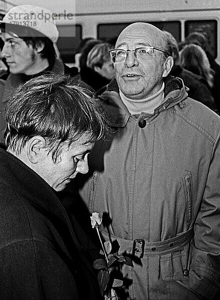 Deutschland  Berlin  04. 11. 1990 (Erinnerungs) Demo zum 4. November ('89)  Alexanderplatz  Bärbel Bohley (Neues Forum)  Wolfgang Ullmann (re.)  Europa