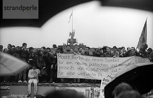 DDR  Berlin  22. 12. 1989  Öffnung des Brandenburger Tor (am Brandenburger Tor wird die Mauer geöffnet)  Menschen  Bürger  Leute Stehen auf der Mauer