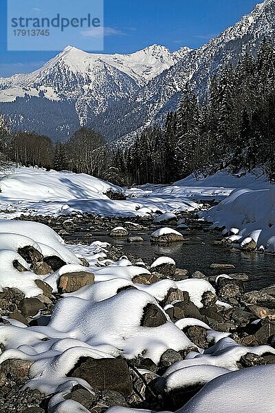 Fluss im Kleinen Walsertal Winter Österreich