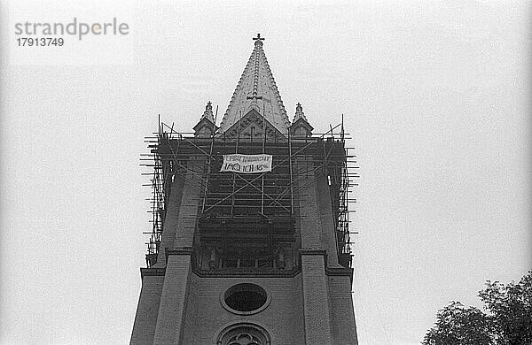 DDR  Berlin  08. 10. 1989  Versammlung von Bürgern vor der Gethsemanekirche am Morgen nach den Ausschreitungen vom 7. Oktober 1989t  Fürbitte
