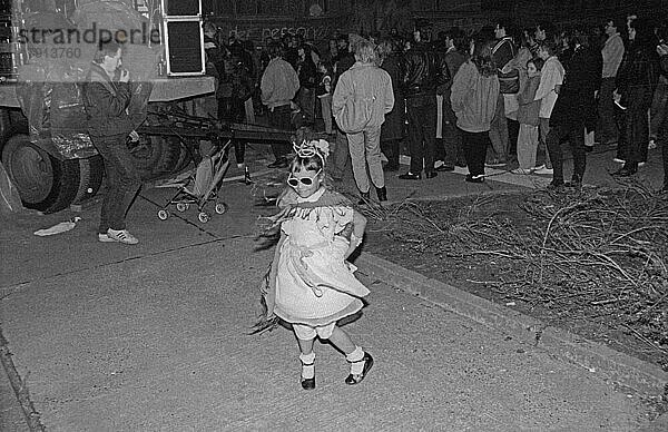 DDR  Berlin  16.09.1990  Besetzung der Stasi-Zentrale durch Bürgerrechtler  die eine Vernichtung der Akten verhindern wollen  Stasi  Zentrale in der Normannenstraße  Tanz eines Mädchen