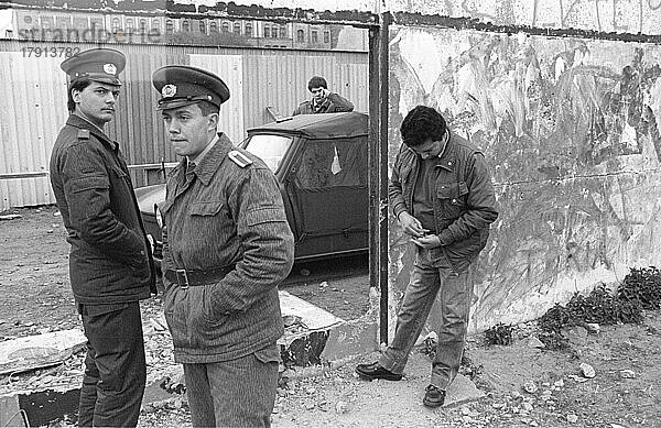 DDR  Berlin  30. 04. 1990  Mauer am Gropiusbau  Grenzsoldaten  NVA  Trabant  © Rolf Zoellner