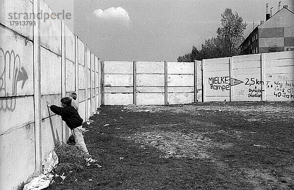 DDR  Berlin  28. 04. 1990  Grenzanlagen (Mauer) Norwegerstraße  Esplanade  Kinder