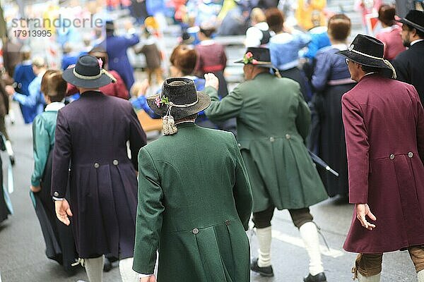 Teilnehmer in Trachtenhüten und Trachten beim Trachten- und Jägerumzug am ersten Oktoberfestwochenende. München  Deutschland  Europa