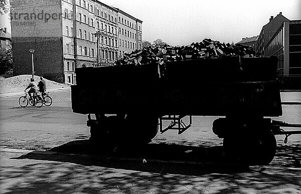 DDR  Berlin  01. 05. 1990  Kohlenanhänger  Kollwitzstraße  Belobter Straße