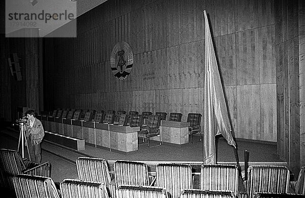 DDR  Berlin  19. 02. 1990  Zentrale der Staatssicherheit der DDR in der Normannenstraße  Tagungsraum  Festsaal