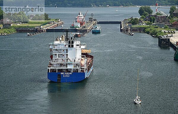 Schiffe fahren zur Schleusenanlage Kiel-Hiltenau am Nord-Ostsee-Kanal  Schleswig-Holstein  Deutschland  Europa