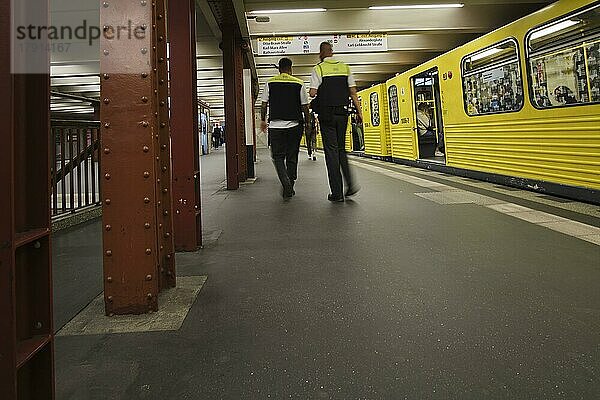 Deutschland  Berlin  17. 09. 2020  U-Bahnhof Alexanderplatz  U2  nach Pankow  Sicherheitsdienst  Europa