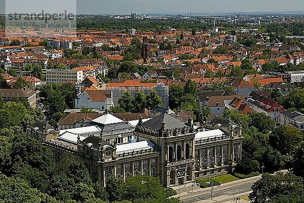 Blick vom Rathausturm auf das Landesmuseum Hannover  Niedersachsen  Deutschland  Europa