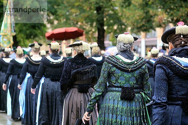 Damen in schöner Tracht beim Oktoberfest-Trachten- und Schützenumzug. München  Deutschland  Europa