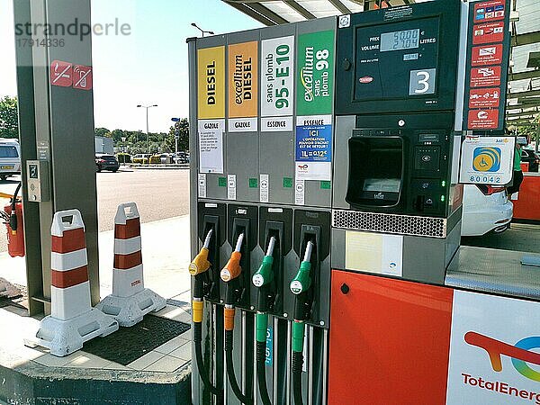 Tanksäule mit Zapfpistolen für Benzin und Diesel an einer Autobahntankstelle in Frankreich  Automatisches Bezahlsystem mit Kartenzahlung  Automatentankstelle