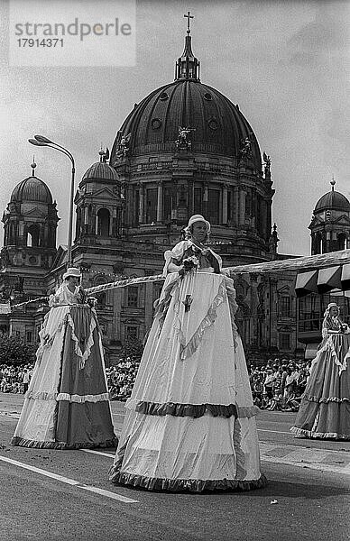 DDR  Berlin  04. 07. 1987  Festumzug zur 750  Jahrfeier von Berlin  Umzugsteilnehmer Folklore auf Setzen  Berliner Dom