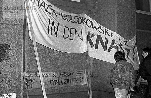 DDR  Berlin  03. 12. 1989  Schalk-Golodkowsky  Protest gegen das SED Regime vor dem ZK der SED Gebäude  drinnen tagt das ZK der SED