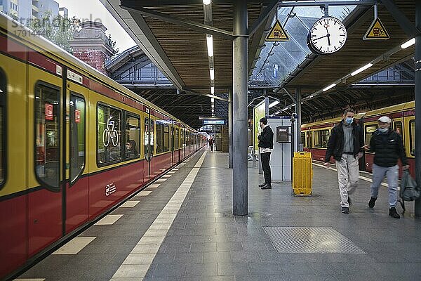 Deutschland  Berlin  20. 10. 2020  Bahnsteig  S-Bahn  Männer mit Maske  Europa