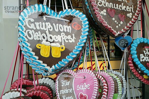 Lebkuchenherzen werden zu Beginn des Oktoberfestes verkauft. München  Deutschland  Europa