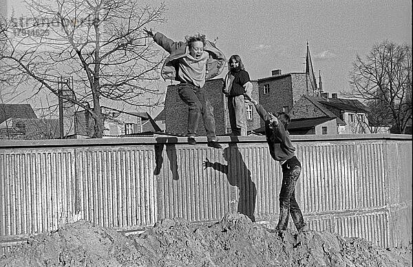 Deutschland  Werder  23. 03. 1991  Kinder springen von einer Mauer  Europa