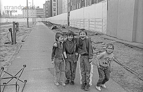 DDR  Berlin  28. 04. 1990  Kinder auf dem Mauerstreifen zwischen den Mauern an der Bernauer Straße  © Rolf Zoellner