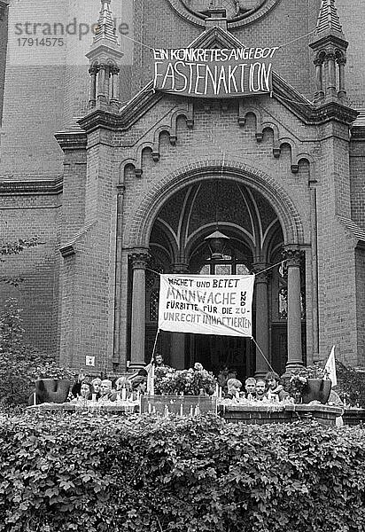 DDR  Berlin  08. 10. 1989  Versammlung von Bürgern vor der Gethsemanekirche am Morgen nach den Ausschreitungen vom 7. Oktober 1989t  Fastenaktion  Mahnwache