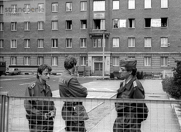 Deutschland  Berlin  16. 09. 1990  Besetzung der Stasi  Zentrale in der Normannenstraße  Besetzung durch Bürgerrechtler  die eine Vernichtung der Akten verhindern wollen  Volkspolizisten bewachen das Objekt  Europa